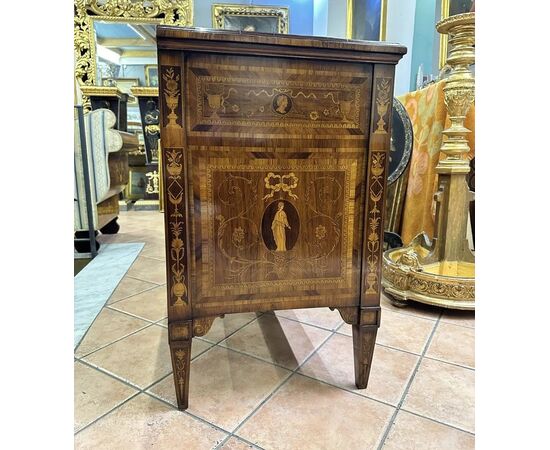 
Credenza Luigi XVI in legno intarsiato – Italia XIX secolo