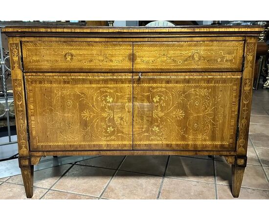 
Credenza Luigi XVI in legno intarsiato – Italia XIX secolo