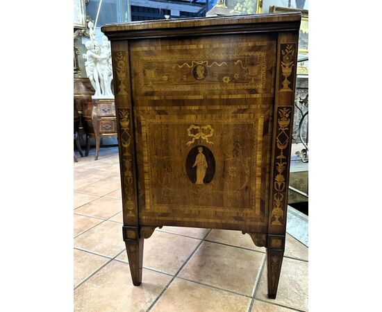 
Credenza Luigi XVI in legno intarsiato – Italia XIX secolo