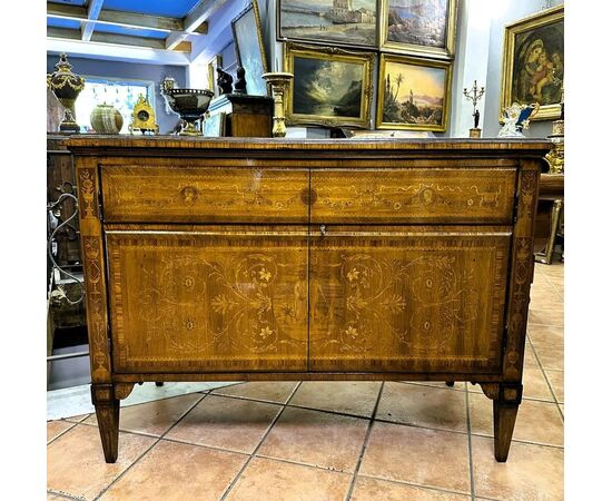 
Credenza Luigi XVI in legno intarsiato – Italia XIX secolo