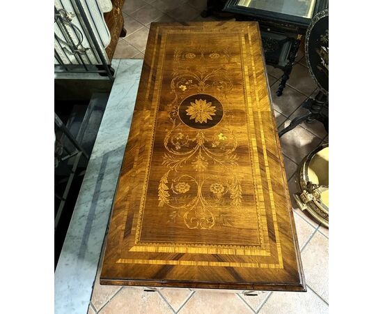 
Credenza Luigi XVI in legno intarsiato – Italia XIX secolo