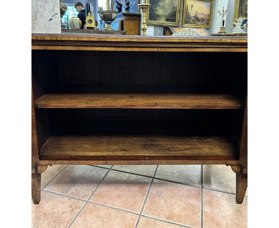 
Credenza Luigi XVI in legno intarsiato – Italia XIX secolo
