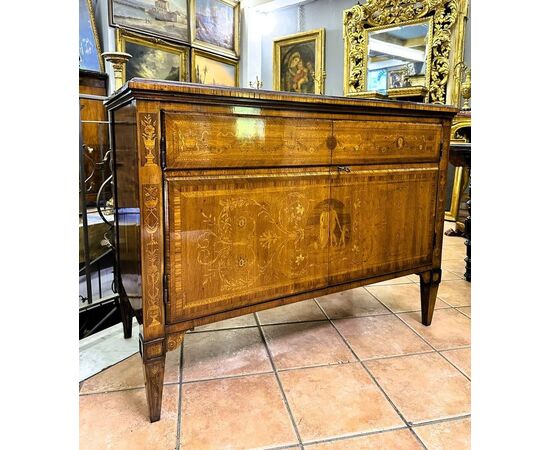 
Credenza Luigi XVI in legno intarsiato – Italia XIX secolo