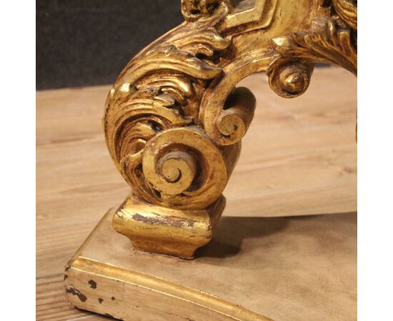 Tavolino rotondo italiano laccato e dorato con piano in cristallo