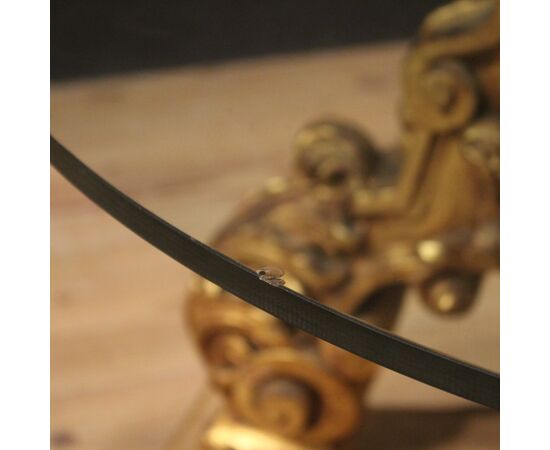 Tavolino rotondo italiano laccato e dorato con piano in cristallo