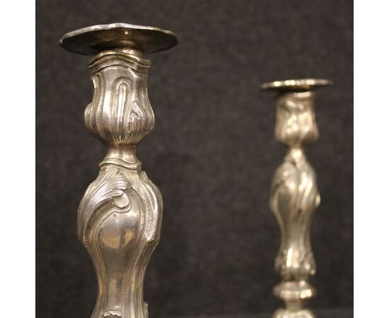 Coppia di candelabri italiani in metallo argentato del XX secolo