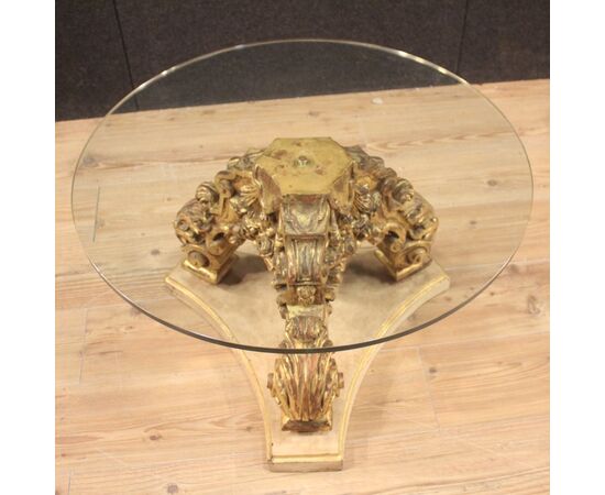 Tavolino rotondo italiano laccato e dorato con piano in cristallo