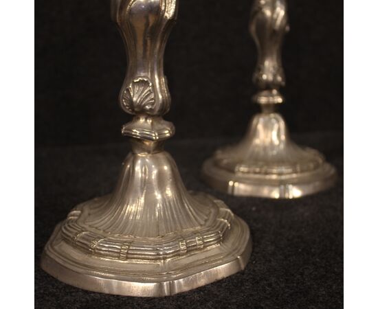 Coppia di candelabri italiani in metallo argentato del XX secolo
