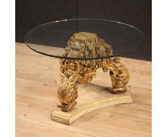 Tavolino rotondo italiano laccato e dorato con piano in cristallo