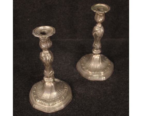 Coppia di candelabri italiani in metallo argentato del XX secolo
