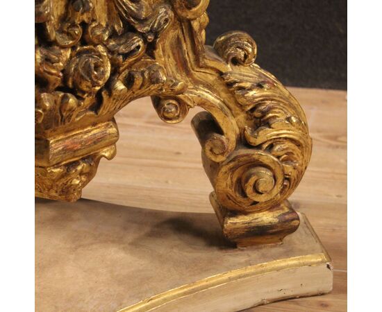 Tavolino rotondo italiano laccato e dorato con piano in cristallo