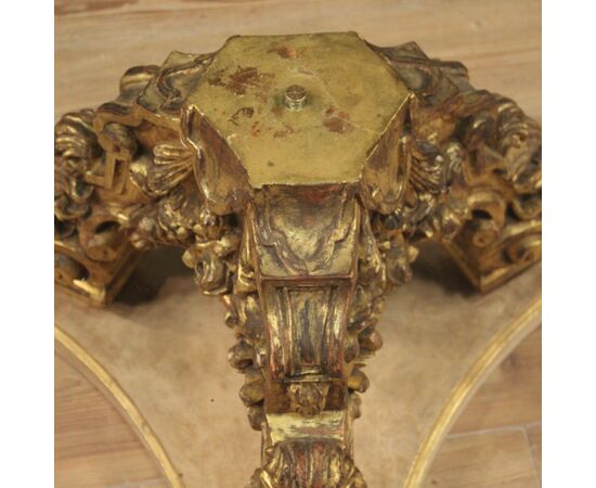 Tavolino rotondo italiano laccato e dorato con piano in cristallo