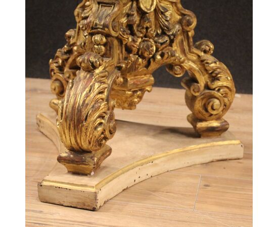 Tavolino rotondo italiano laccato e dorato con piano in cristallo