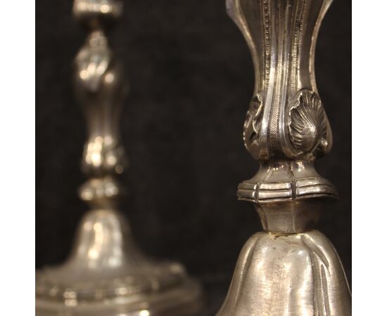 Coppia di candelabri italiani in metallo argentato del XX secolo