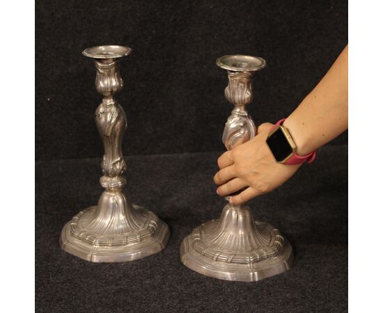Coppia di candelabri italiani in metallo argentato del XX secolo