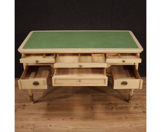 Scrivania italiana in legno laccato e dorato del XX secolo