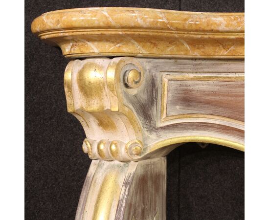 Scenografico camino italiano in legno dipinto e dorato