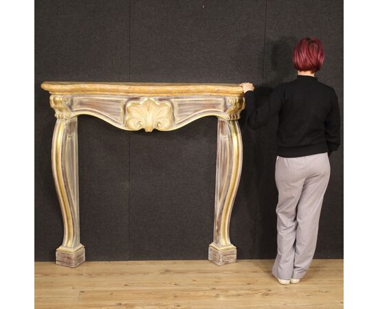 Scenografico camino italiano in legno dipinto e dorato