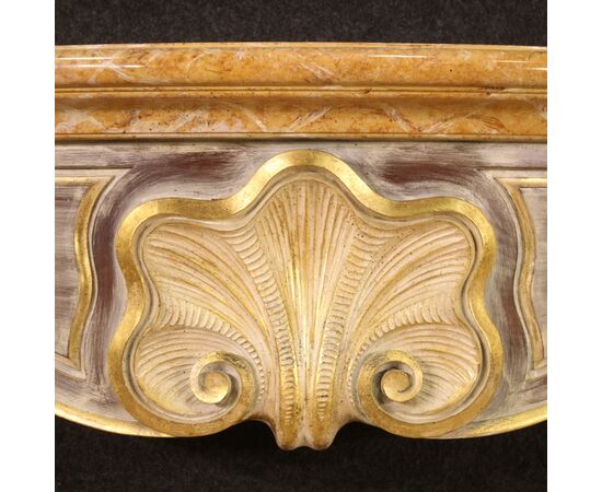 Scenografico camino italiano in legno dipinto e dorato