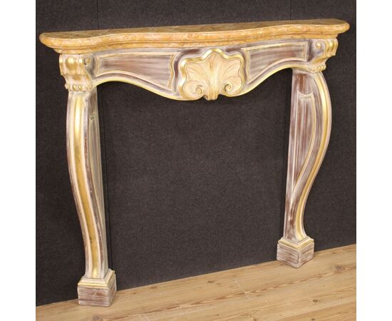 Scenografico camino italiano in legno dipinto e dorato