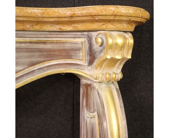 Scenografico camino italiano in legno dipinto e dorato