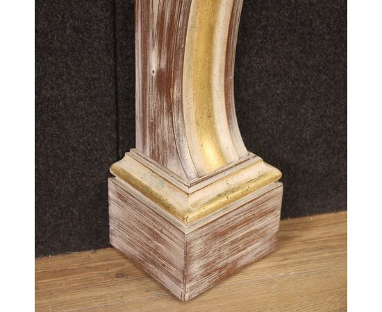 Scenografico camino italiano in legno dipinto e dorato