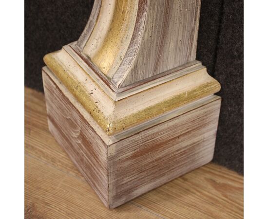 Scenografico camino italiano in legno dipinto e dorato