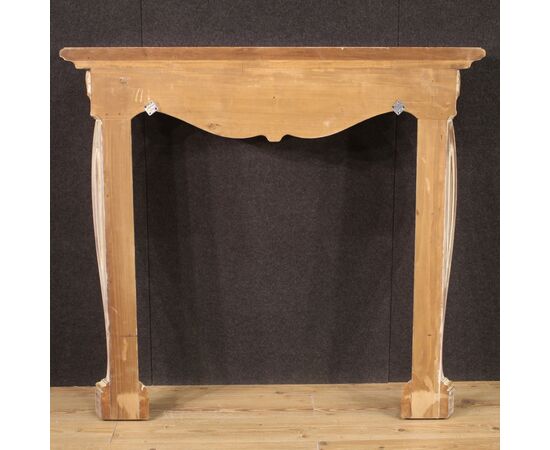 Scenografico camino italiano in legno dipinto e dorato