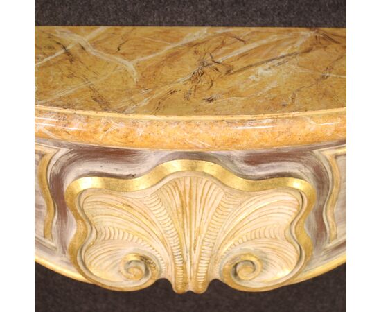 Scenografico camino italiano in legno dipinto e dorato