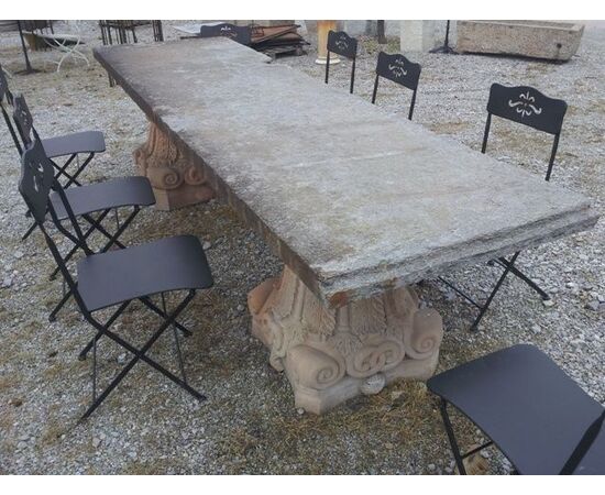 Tavolo in pietra con capitelli in pietra serena