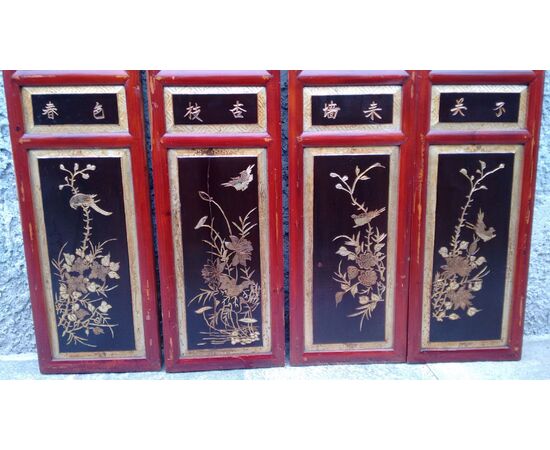 Serie di 8 otto pannelli cinesi intagliati, dorati e dipinti