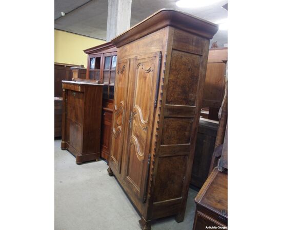 ARMADIO PROVENZALE IN NOCE CON FILETTATURE A DUE PORTE EPOCA PRIMI 800   cm L139xP50xH216