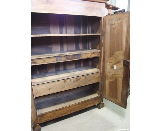 ARMADIO PROVENZALE IN NOCE CON FILETTATURE A DUE PORTE EPOCA PRIMI 800   cm L139xP50xH216