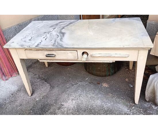 Tavolo da cucina con piani di lavoro