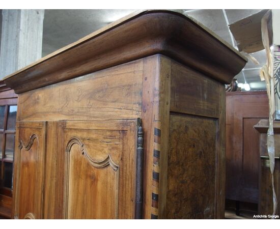 ARMADIO PROVENZALE IN NOCE CON FILETTATURE A DUE PORTE EPOCA PRIMI 800   cm L139xP50xH216