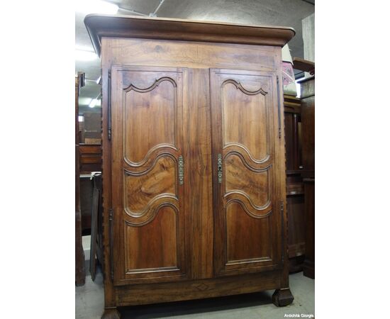 ARMADIO PROVENZALE IN NOCE CON FILETTATURE A DUE PORTE EPOCA PRIMI 800   cm L139xP50xH216