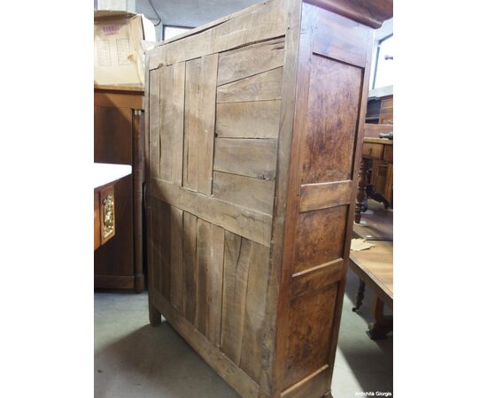 ARMADIO PROVENZALE IN NOCE CON FILETTATURE A DUE PORTE EPOCA PRIMI 800   cm L139xP50xH216