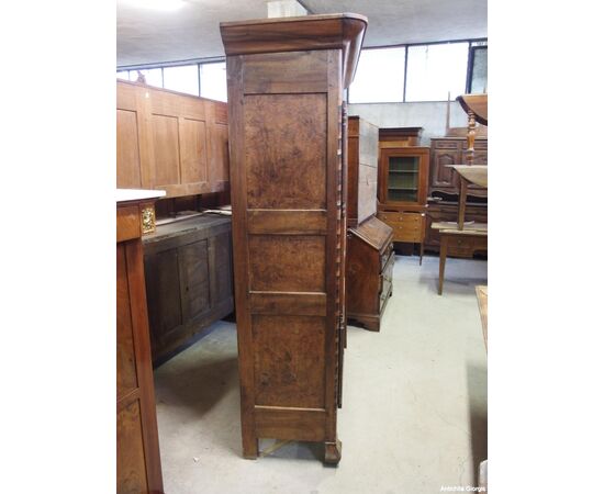 ARMADIO PROVENZALE IN NOCE CON FILETTATURE A DUE PORTE EPOCA PRIMI 800   cm L139xP50xH216