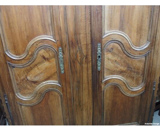ARMADIO PROVENZALE IN NOCE CON FILETTATURE A DUE PORTE EPOCA PRIMI 800   cm L139xP50xH216
