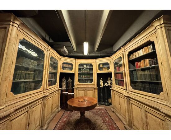 LIB013 - Farmacia in tre corpi, epoca primi '800, misure cm L 370 x L 370 x H 278