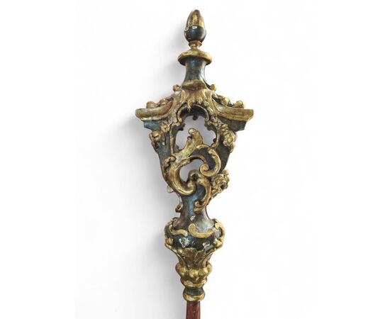 Tintinnabolo in legno intagliato