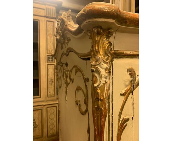 ARM259 - Mobile con ribalta e fregi dorati, epoca '700, misure cm L 90 x H 180 x P 65