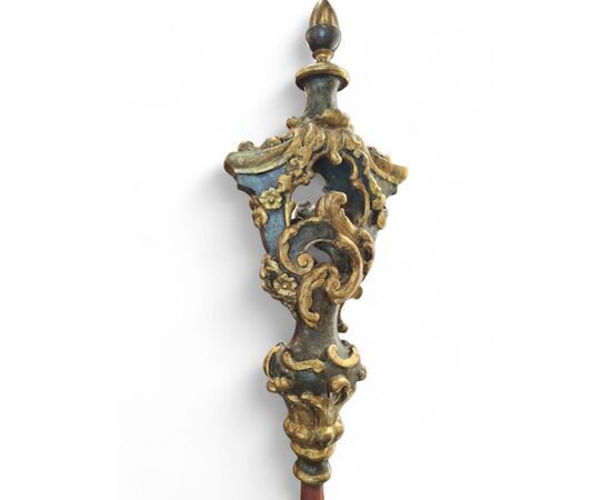 Tintinnabolo in legno intagliato