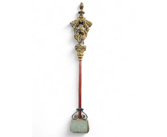 Tintinnabolo in legno intagliato