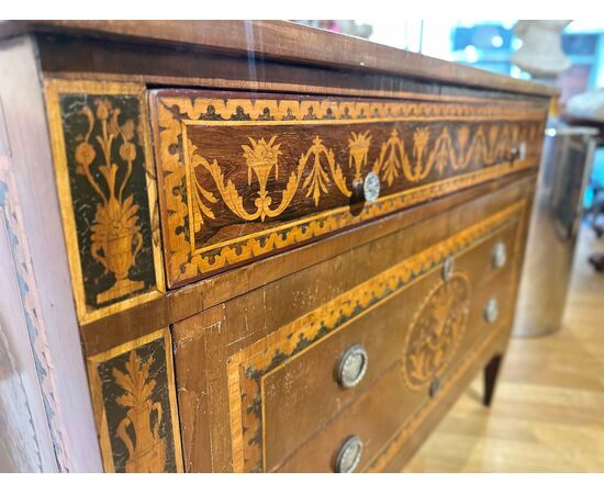 Neoclassical inlaid chest of drawers from the late 18th century