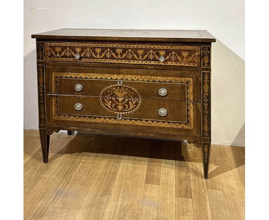 Neoclassical inlaid chest of drawers from the late 18th century