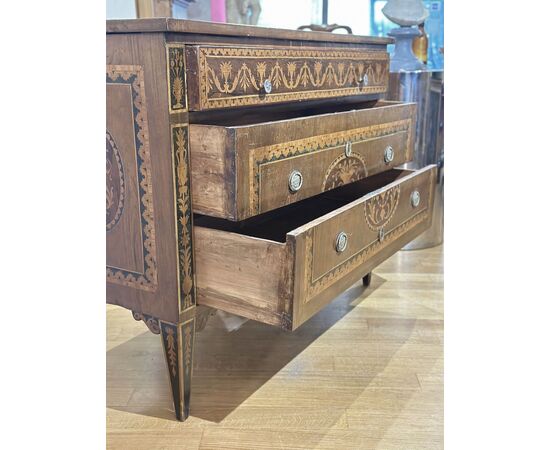 Neoclassical inlaid chest of drawers from the late 18th century