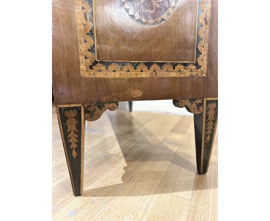 Neoclassical inlaid chest of drawers from the late 18th century