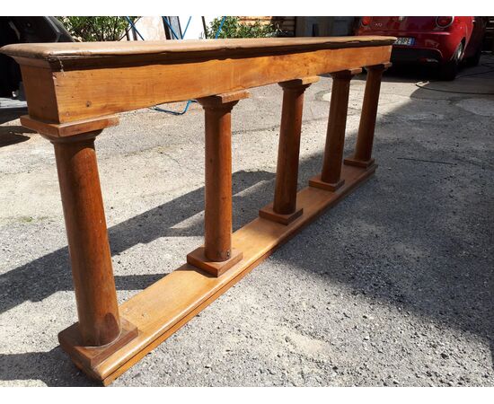 Elegante balaustra in legno di noce restaurata.  misure cm. 200 per 78 per 17