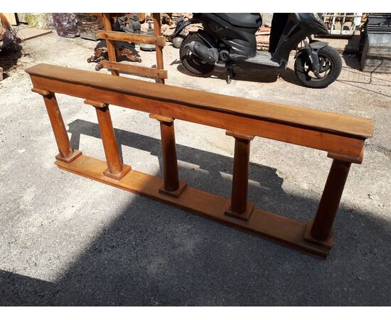 Elegante balaustra in legno di noce restaurata.  misure cm. 200 per 78 per 17